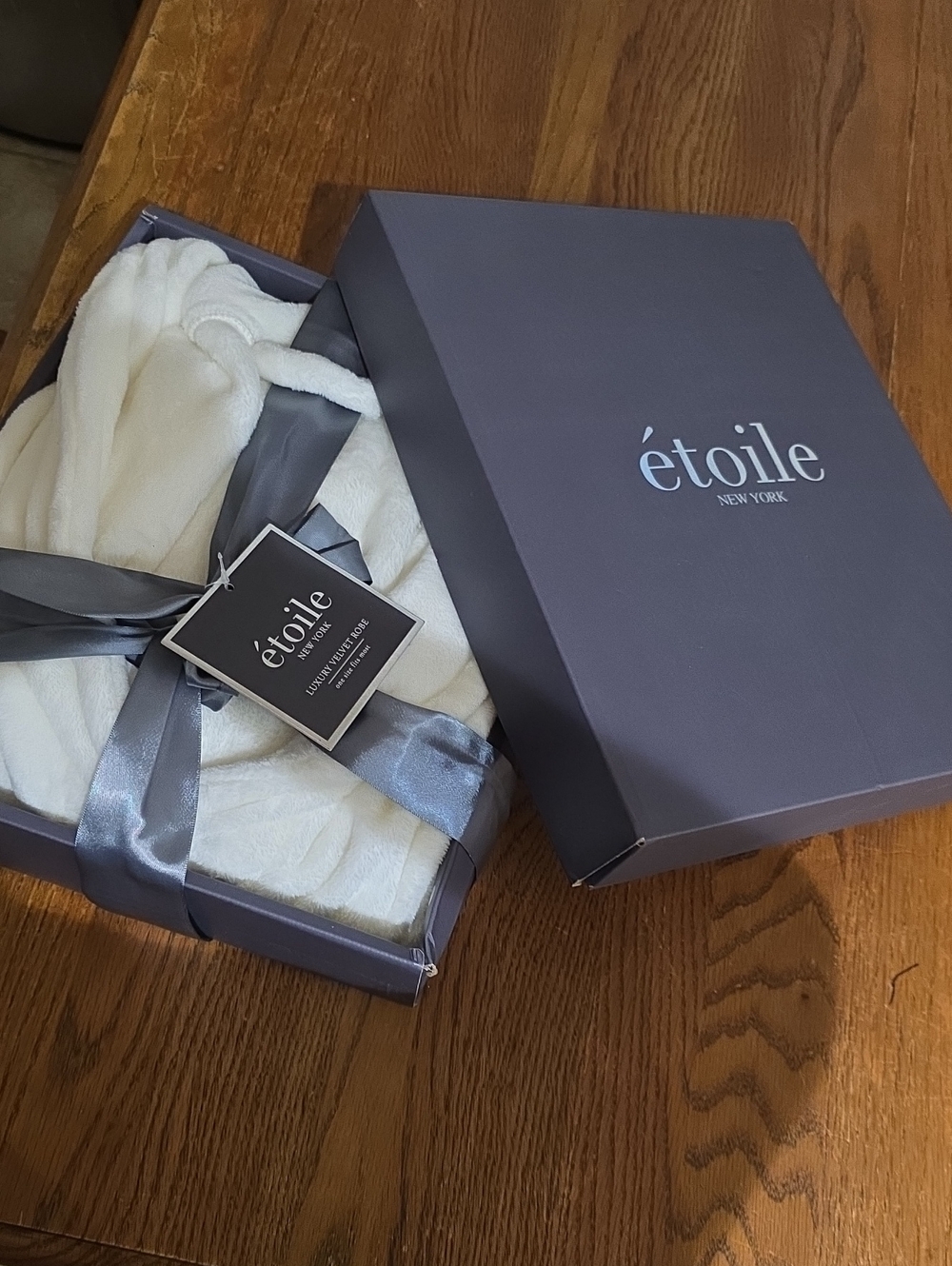 Etoile NWT  Luxury Velvet  White Plush Robe One Size Unisex.